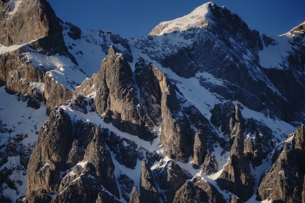 Markante Felsformationen und verschneite Gipfel in den Alpen