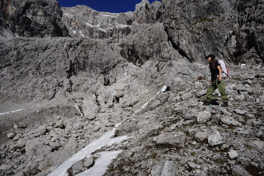 Fels und Wanderin bergsteigen in Salzburger Land